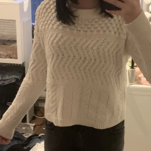 Fin tröja - Superfin tröja som är för liten! Om den ser rosa ut på första bilden är det för min led slinga va på så det blev rosa ljus, sån är vit🤍