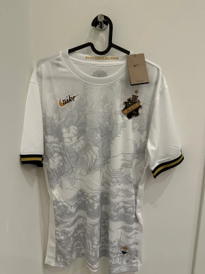 Aik Stockholm special edition tröja  - En helt ny aik Stockholm tröja i storlek M kan även skickas kontakta gärna mig om du har några frågor. Finns i S också