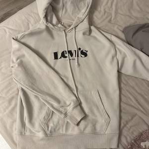 säljer nu min levi’s hoodie då den inte kommer till någon användning. Större i storleken nypris 799kr säljes för 500kr😊
