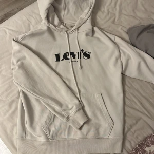 Lev’s hoodie  - säljer nu min levi’s hoodie då den inte kommer till någon användning. Större i storleken nypris 799kr säljes för 500kr😊