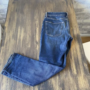 Jeans  - Tja, säljer ett par blåa jeans från H&M, regular fit. Väldigt fint skick 9/10. Skriv gärna om ni har frågor 🙌