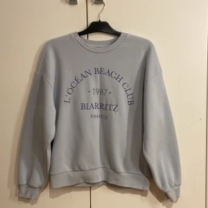 Sweatshirt - Fin, lite oversized ljusblå sweatshirt. 