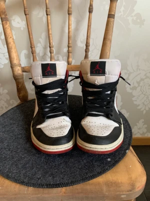 Jordan 1 mid ”Gym Red” - Hej! Säljer mina 1or pga att jag växte ut dem för längesen, (strl 42) dom är köpta på nikes hemsida för retail (1300kr) 2021 och nu går de för 3000kr. Eftersom jag inte har användning av dom vill jag bli av med dom så fort som möjligt så kom gärna med bud
