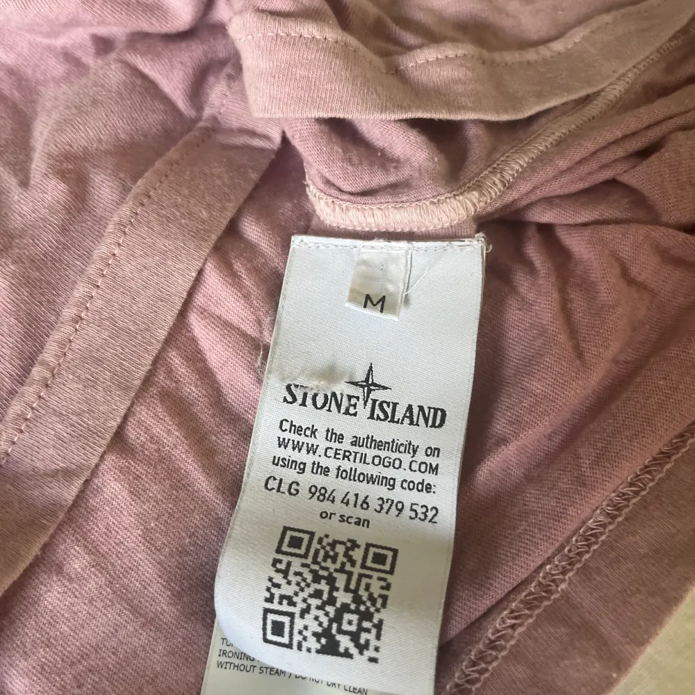 Stone island t-shirt (pink)  Köpt på Nk i Göteborg:)  DM FÖR FLER BILDER/FRÅGOR! 😀. T-shirts.