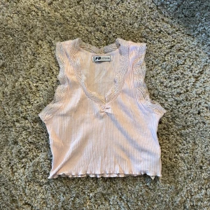 Rosa linne med spetsdetalj  - Rosa linne med spetsdetalj 