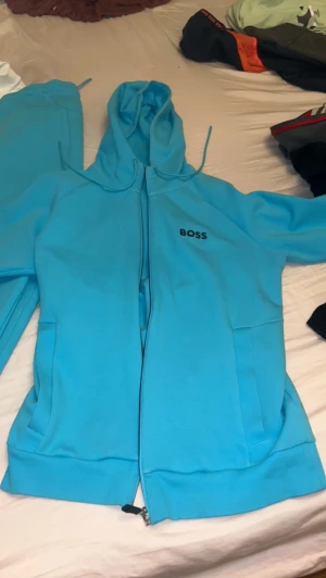 Boss - Tracksuit passar M och L 