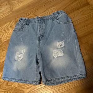 Shorts  - Helt oanvända blåa shorts som inte kommer till användning 