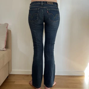 Levis Bootcut Jeans - Levi's Bootcut 572 jeans. Storlek 26/34, rakt över: 33cm, innerbenslängd: 72cm