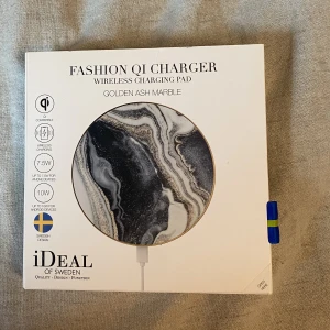 Qi charger  - En qi charger som andvänds väldigt få gånger, alltså nästan i nyskick. Säljer just för att den aldrig används. Denna färgen finns inte kvar på hemsidan, köpt för 500kr säljer för 300kr. 