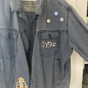 Unik marlboro jacka  - Unik vintage marlboro jacka med brodyr, flera beatles märken och pins från olika band, pink floyd etc. Storlek XL men sitter mer som en större M, väldigt snygg i passformen 