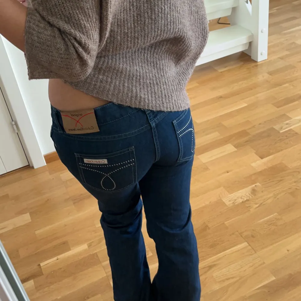 Säljer ett par jätte fina lågmidjade bootcut jeans ifrån Calvin Klein. De har fina detaljer på bakfickan. Helt i  nyskick då det är försmå .JAG ÄR 165!!. Jeans & Byxor.