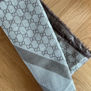 Gucci sjal - Monogrammönstrad sjal i ull och sidenblandning. 135x135cm. Köpt på Gucci outlet i Münich, kvitto finns tyvärr ej 🥺   I ok skick, inte felfritt. Små lösa tråd finns.