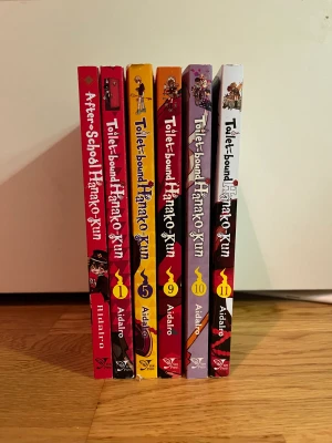 TBHK manga   - Säljer mina Tbhk manga böcker då jag helt enkelt tappat intresse för dem ❤️ Nypris på alla är 190kr, inga skavanker som jag kan se! Pris kan diskuteras om man köper alla, tvåan finns också men jag glömde den på bilden :,)