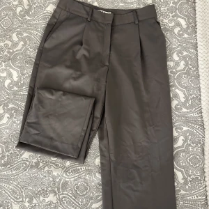 NA-KD kostymbyxor - Oanvända, bara lappen som är borttagen. Skulle säga normala i storleken. Fler bilder kan fixas om det önskas.  Nypris är 549kr, kan gå ner i pris vid smidig affär! 