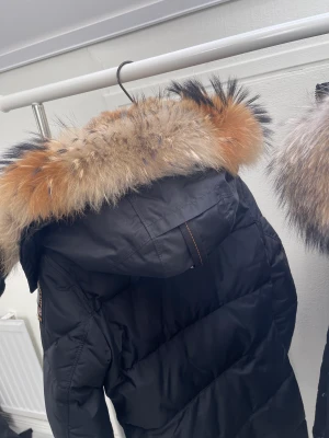 Parajumper long bear - Storlek S, svart. Avtagbar päls. Möts upp i Gävle, köparen står för frakten.  Skriv gärna för fler bilder och frågor 🤍