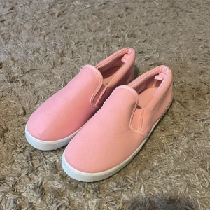Rosa slip-ons🎀 - Jätte fina slip-ons från Monia. Sköna men för stora för mig:/ Storlek 37🤎