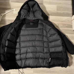 Peak performance  - Peak jacka har haft den länge och den är då nu förliten. Inga håll ele liknande!