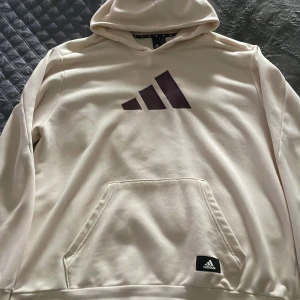 Adidas Hoodie - Superskön beigefärgad adidas hoodie med brunaktig logga säljes. Använd par gånger men blivit mestadels stående