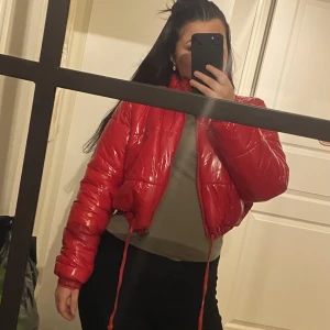 Röd puffer jacka  - Aldrig använd superfin men kort 