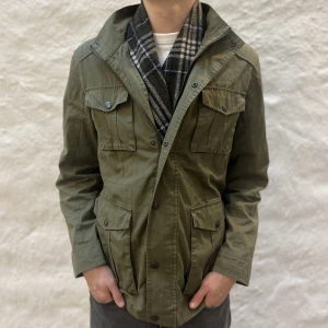 Field jacka  - Field jacka tröja i färgen grön. Storlek M passar L och modellen på bilden är 186 cm. Bra skick, inga skavanker. Köp för endast 499kr.