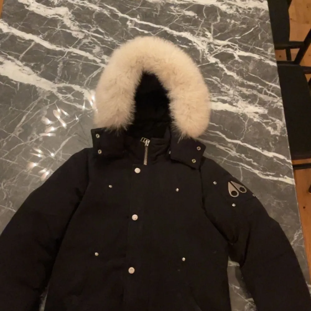 Denna jackan har används 5 gånger köpt för 7000 på NK och håller dig varm under vintern . Jackor.