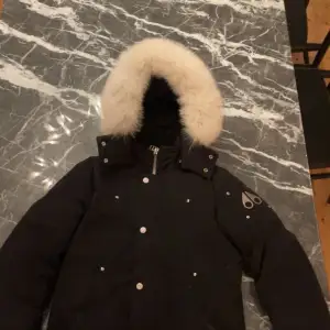 Denna jackan har används 5 gånger köpt för 7000 på NK och håller dig varm under vintern 