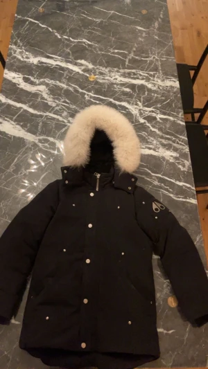 Moose knucklers  - Denna jackan har används 5 gånger köpt för 7000 på NK och håller dig varm under vintern 