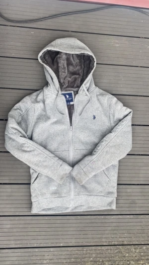 US assn polo zip hoodie  - US assn polo zip hoodie   Grå zip hoodie  det är inte Ralph lauren men väldigt lik så lägger den på Ralph lauren som märke (först till kvarn)