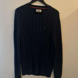 Tommy Hilfiger tröja - Säljer en riktigt skön och snygg Hilfiger tröja, lite för stor för mig så endast testad, hör av er om ni vill ha lite fler bilder eller om ni har några frågor!