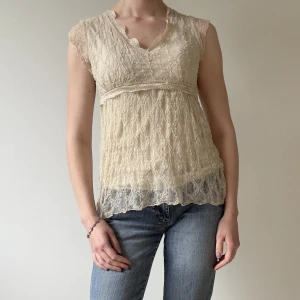 Spettströja  - Söt topp i spetts! Med små glittriga detaljer i spetsen, använd med i fint skick! 