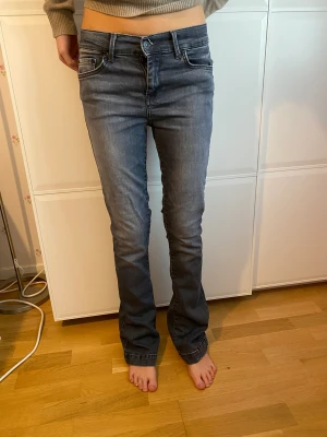 LTB jeans modell Fallon svart tvättad färg - LTB W26 L32 svarta tvättade (nästan gråa) Fallon till salu. Fint skick, inte slitna. Inte riktigt min storlek, därför säljer jag.