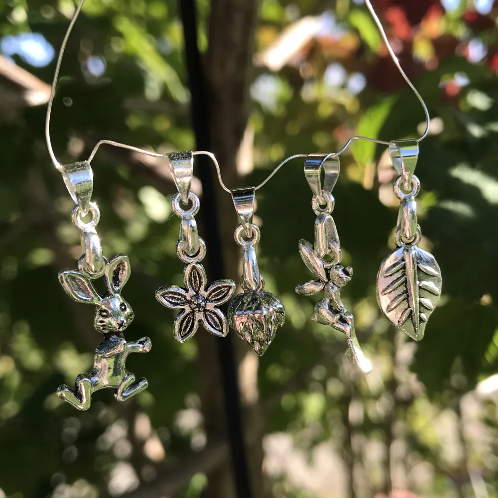 Vackra halsbandshängen/hängen av tibetanskt silver och silveromfattning. Nytt oanvänt och handgjort🌸kontakta gärna vid frågor☺️🌺50kr st 🧚🐚🌸🧜🏽‍♀️🦢🍃🐇🪷. Accessoarer.