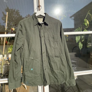 Aspesi Utility shirt Military - Hej, säljer en stilren & snygg overshirt/jacka från italienska lyxmärket Aspesi. Storlek M och normal i storleken. Säljs idag på Care Of Carl för 3699kr. Använd men inga defekter. Perfekt inför hösten. Avslappnad passform. Pris kan diskuteras. Hör