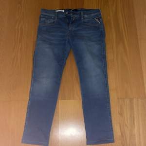 Fina replay jeans, använda en gång. Nypris ligger runt 1800 kr   Modell: Anbass  Storlek: 32/32