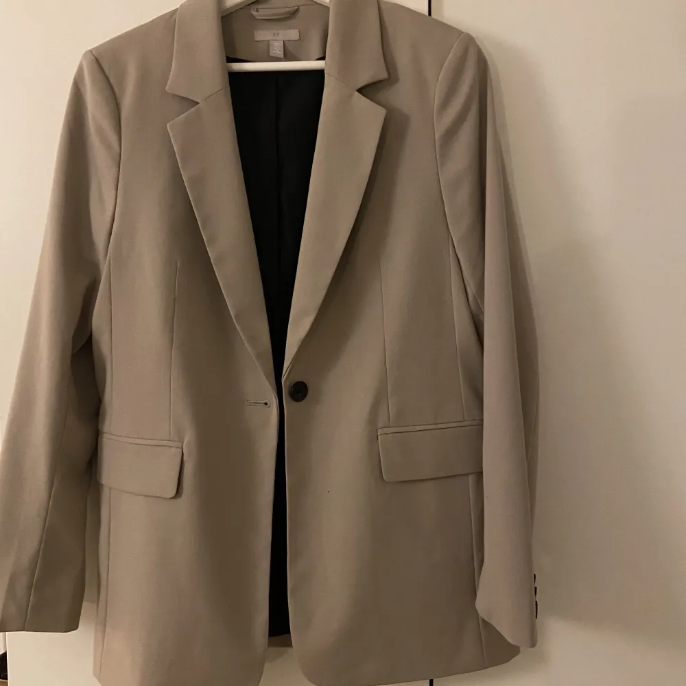 Beige/brun kavaj/blazer från hm. Aldrig använd🤎 Storlek S. Kostymer.