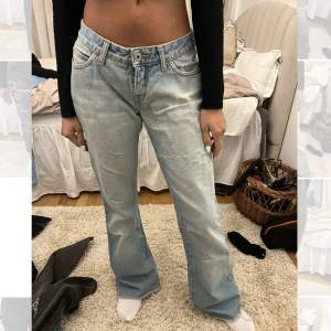 Snygga bootcut low waist jeans, storleken är gammal men ungefär storlek S eller en lite större XS. 165 cm lång på bilden. Om de inte passar kan man alltid sälja vidare själv !💞 