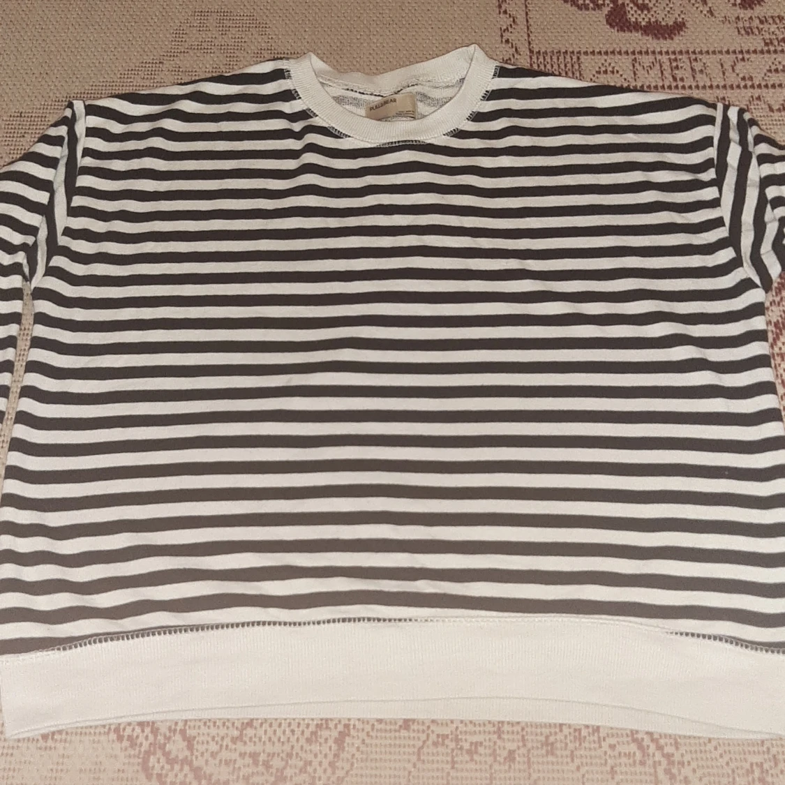 Randig lång tröja.