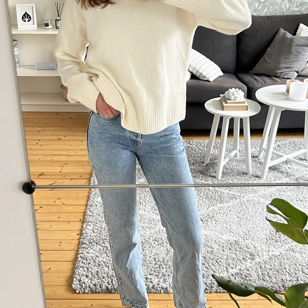 Snygga ljusblå jeans i straight fit! Köpta från ASOS design✨   Bra skick!! Skicka för fler bilder och info🌸. Jeans & Byxor.