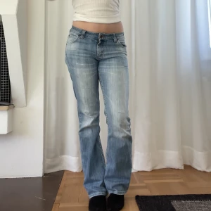Lee jeans - Säljer dessa lågmidjade superfina bootcut jeansen från Lee. Superfint skick men kommer tyvärr inte till användning. Midjemått: ca 37cm, innerbenslängd: 78cm💕
