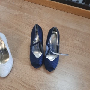 Klackskor - Fina klackskor knappt använda och är i fint skick,inga skador. Priset diskuteras och köpare står för frackt.
