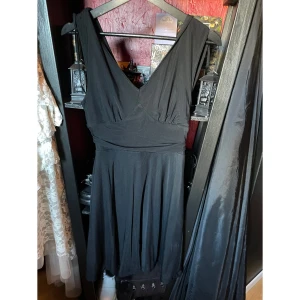 V ringad klänning - Säljer då jag inte får någon användning för den🖤Aldrig använd 🖤