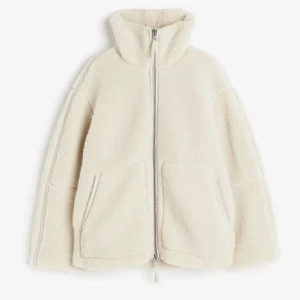Hm jacka - Säljer denna trendiga teddyjacka från hm! Slutsåld och aldrig använd. Säljer då jag köpte en svart istället, sista bilden är min