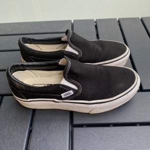 Säljer dessa coola sneakers i slip-on-modell då de inte används🖤 de är använda kanske tio gånger, så i bra skick!   Storleken är 36,5 men tycker de är något stora så passar en 37 också.   Nypris är kring 500kr  Sulan kan göras renare innan de postas.