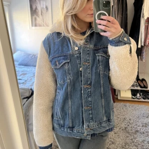 Teddyjacka - Säljer denna ascoola jeansjacka med teddy! Super bra skick och passform!!