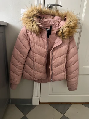 Svea jacka 160 - Fin och varm i superskick.  160 men min dotter som har xs har haft den .