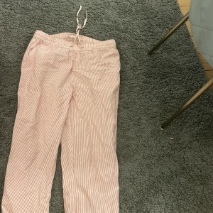 Pyjamas - Fina pyjamasbyxor i storlek m aldrig använda pga för stora