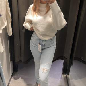 Säljer dessa jeans ifrån Zara, storlek 36. Passar mig perfekt som vanligtvis har storlek S. Säljs på grund av att de aldrig används och de är använda 2 gånger💖 Väldigt bra pch fint skick!