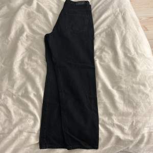 Så fina svarta jeans från ginatricot i modellen perfekt jeans🤍Har lite längre ben så är korta på mig därför används inte🤍Storlek 38