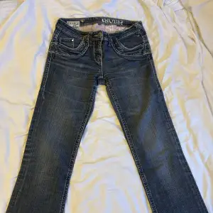 Lågmidjade bootcut jeans från river island, inga defekter och bra skick De står att dom e storlek 12. men de sitter som 36 