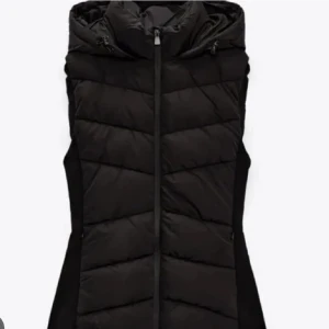 Zara väst - Säljer min zara bäst då den kommer inte till användning. Har bara haft på mig den få gånger men  annars är den som helt ny. 💗